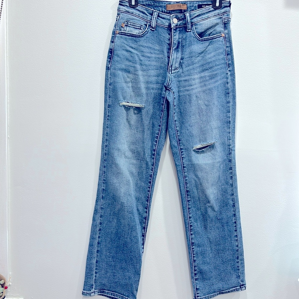 Very pretty Dad Jean with cuts on each leg